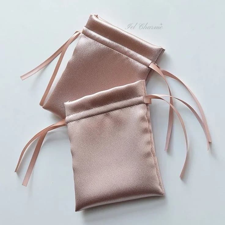 Pochon en satin, coulisse ruban